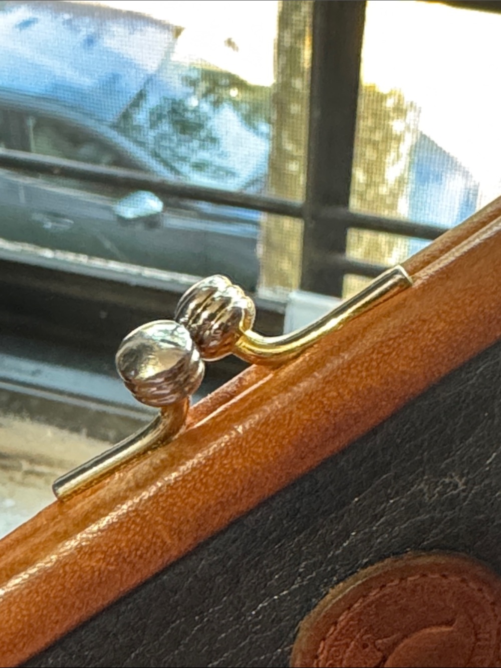 Dooney & Bourke vintage coin Kiss-Lock - Picture 7 of 12
